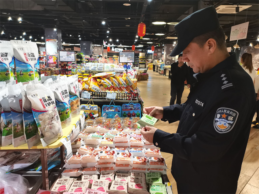守護“舌尖”安全 共凝團圓味道——昌吉公安開展“中秋、國慶”節(jié)前食品安全檢查